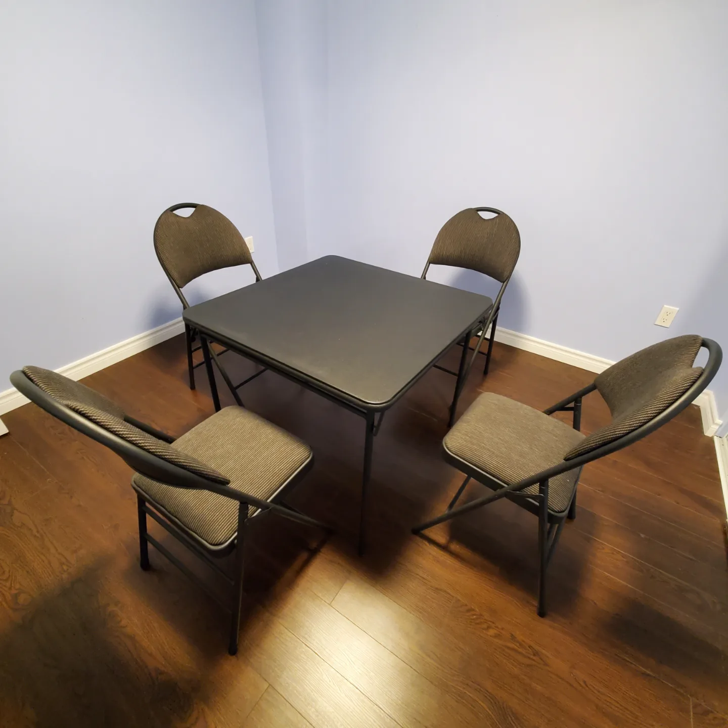 table with 4 chairs thumbnail