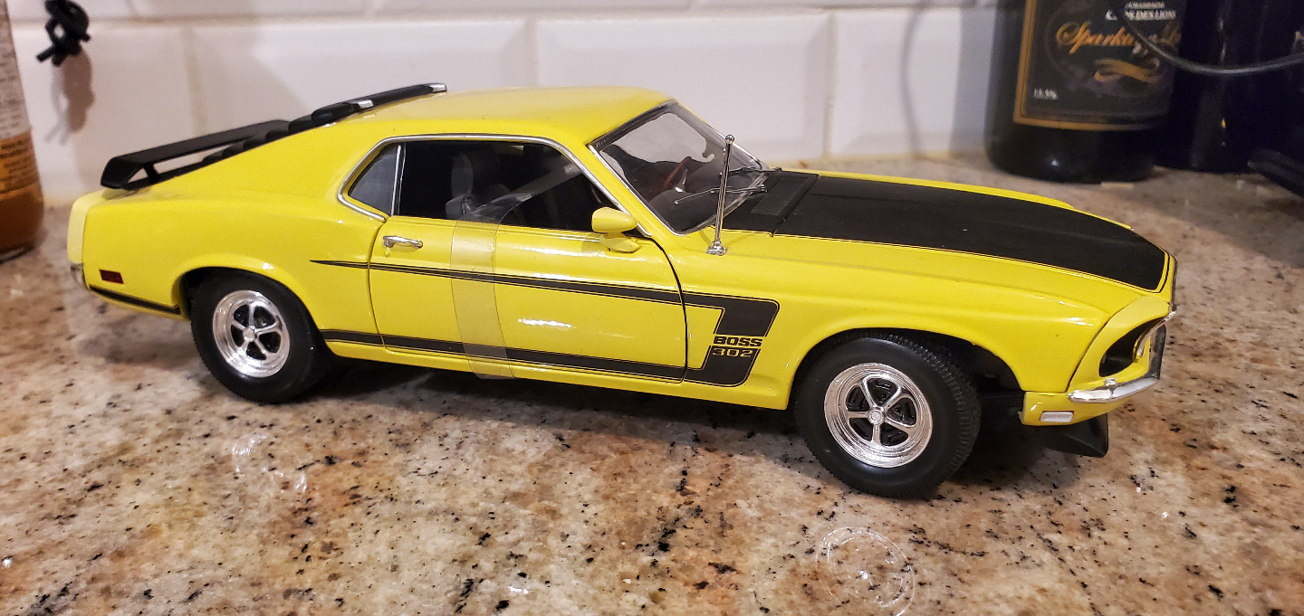 1:18 Scale 1969 Ford Mustang Boss 302 Diecast Model Car - photo 3