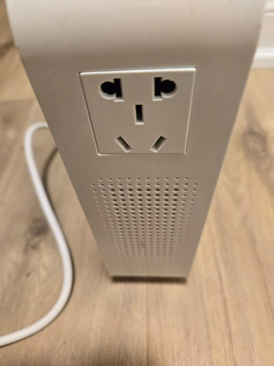 Voltage Converter - 110V to 220V - photo 2