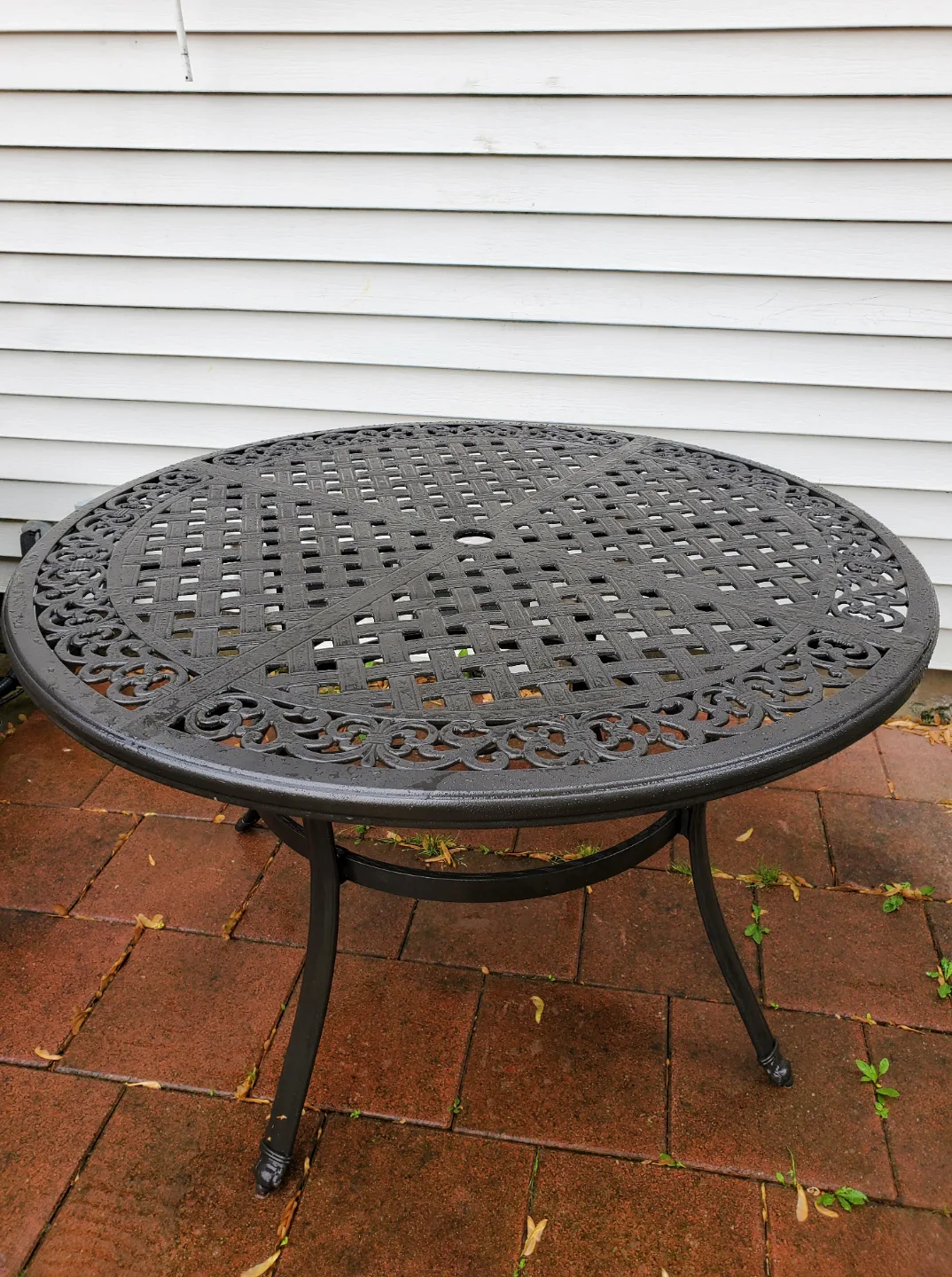 Cast metal round outdoor table thumbnail