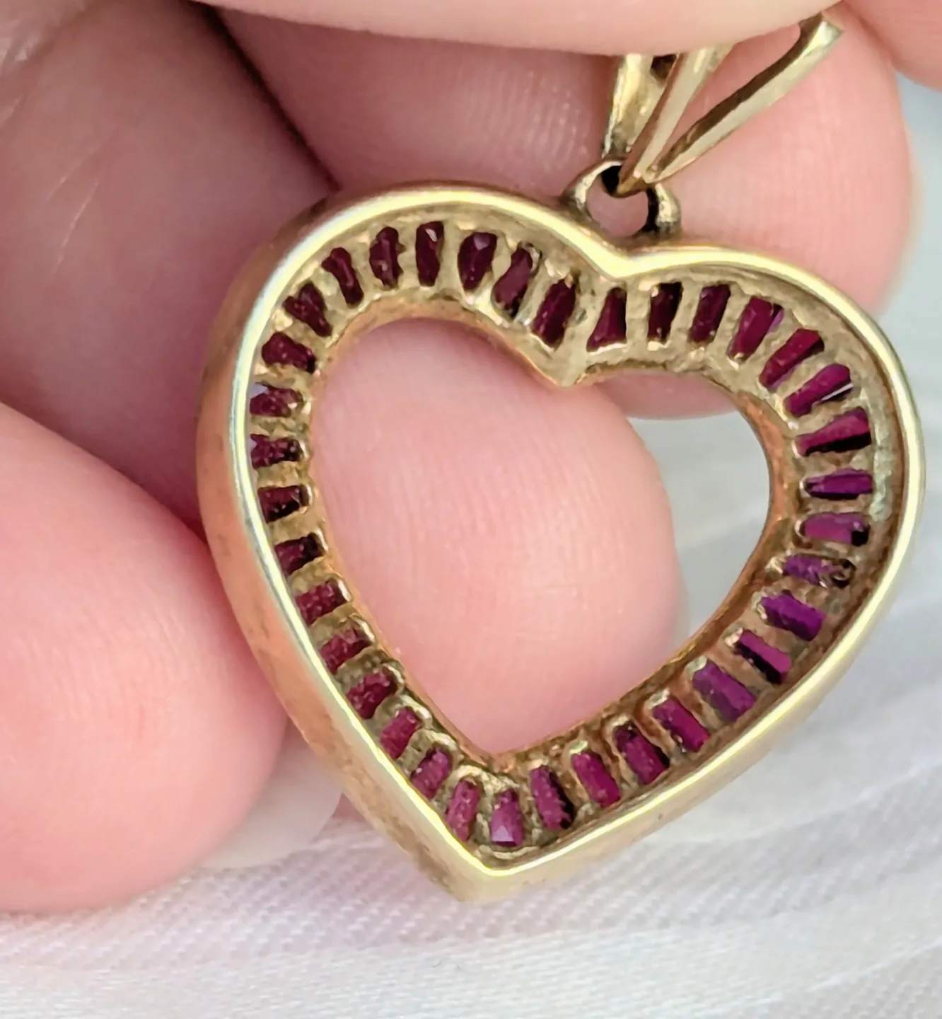 Gold Heart Pendant with baguette-cut rubies image indicator(4)