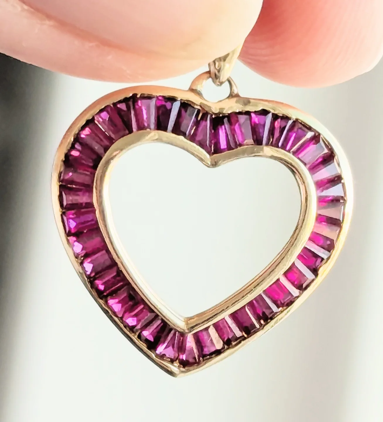 Gold Heart Pendant with baguette-cut rubies image indicator(5)