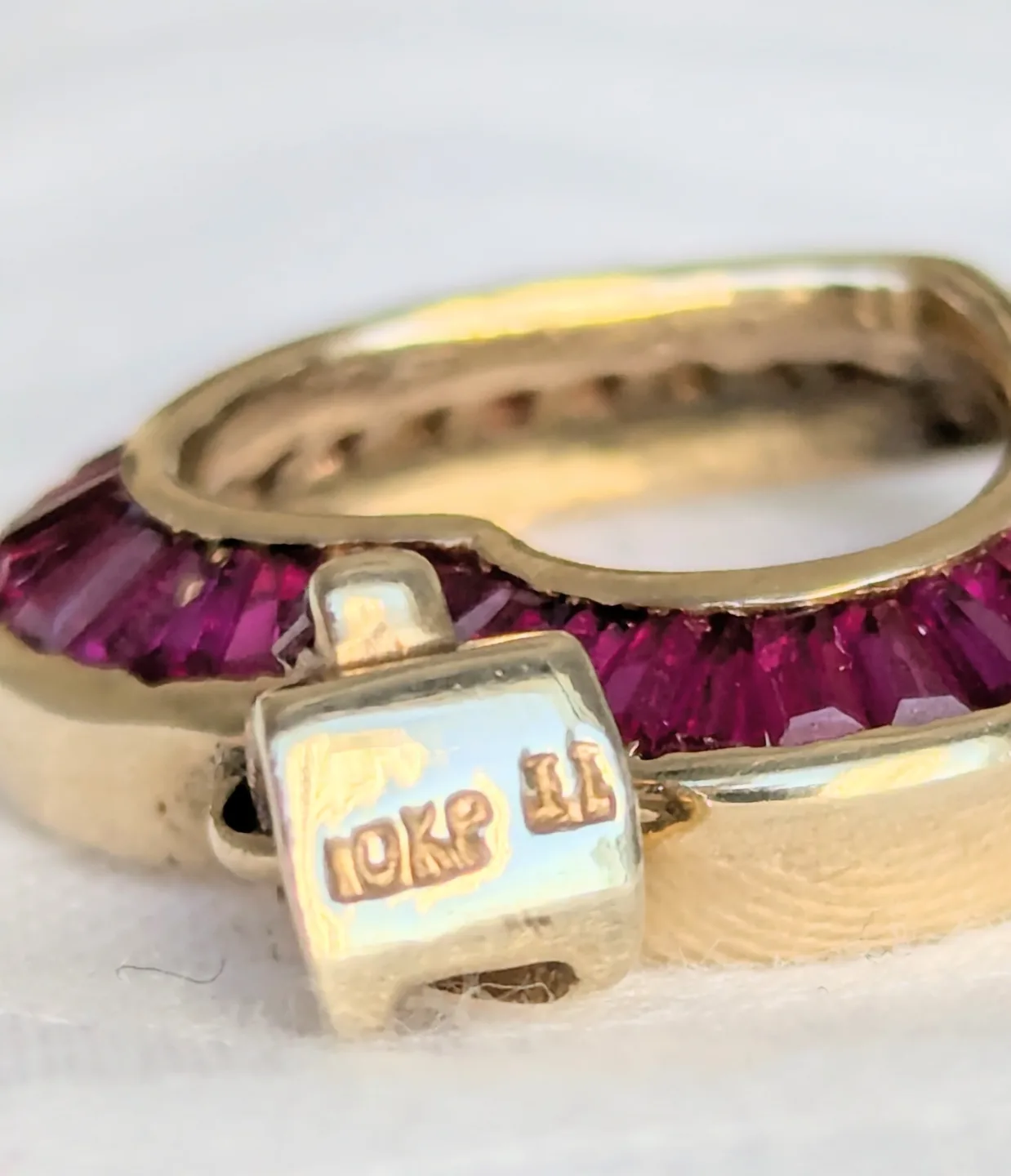 Gold Heart Pendant with baguette-cut rubies image indicator(6)