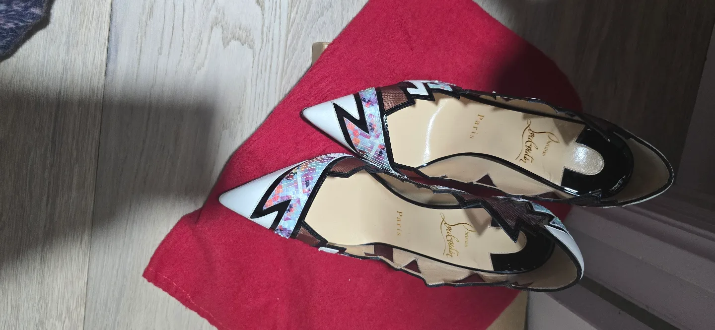 authentic Louboutin image indicator(5)