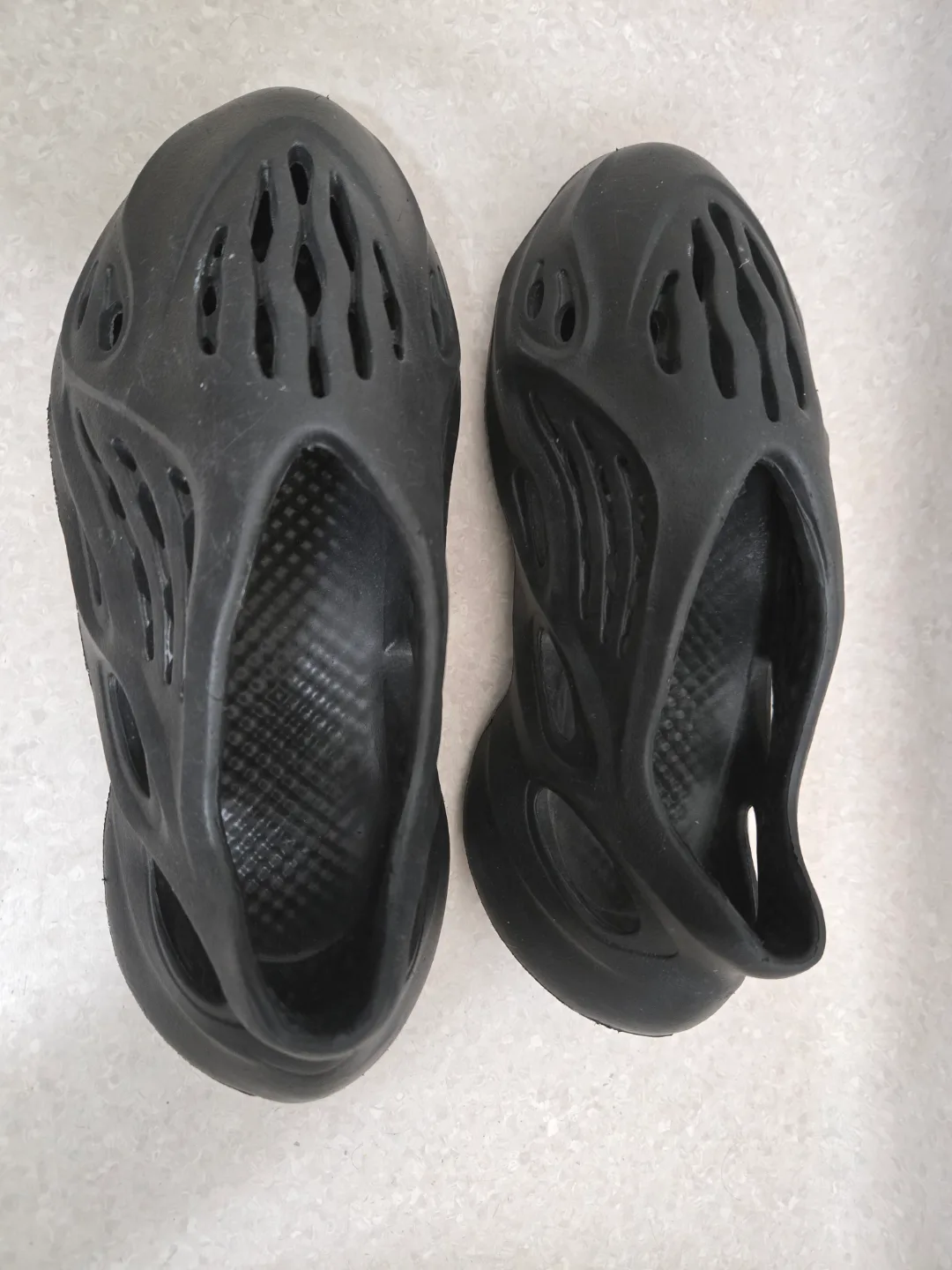 Pair of Black Foam Sandals Size 37 image indicator(2)