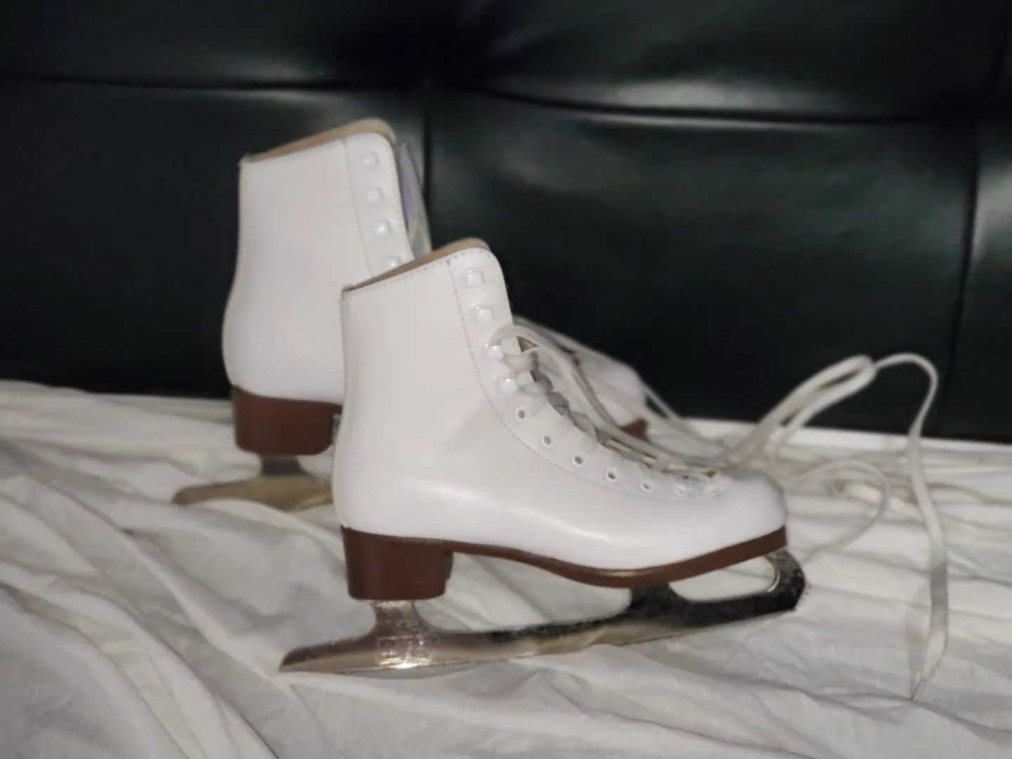 Figure Skates - Size 5 image indicator(3)