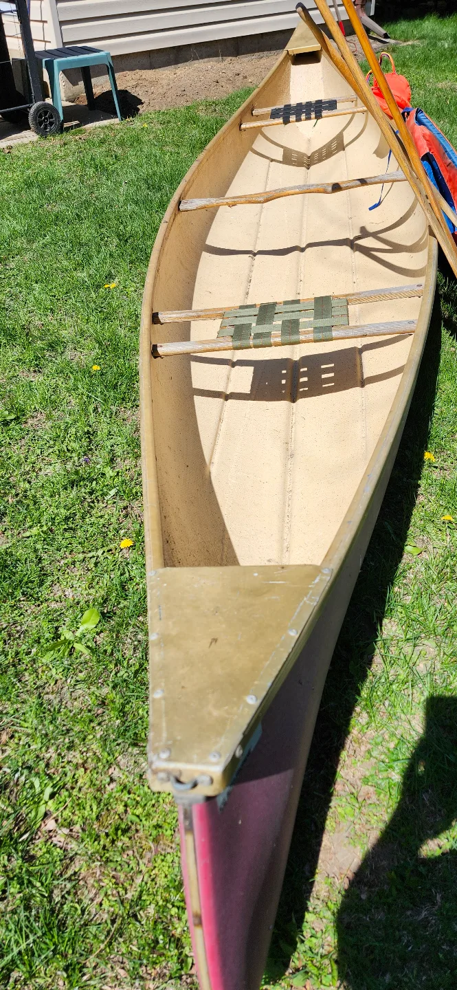 15.5 ft Fibreglass canoe with paddles and life jackets image indicator(6)