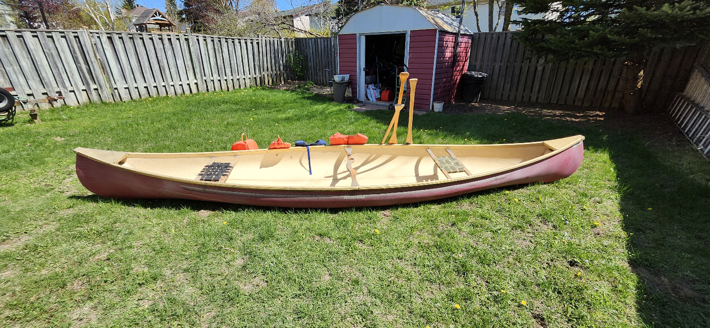15.5 ft Fibreglass canoe with paddles and life jackets - photo 4