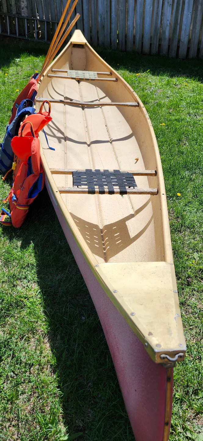 15.5 ft Fibreglass canoe with paddles and life jackets image indicator(7)