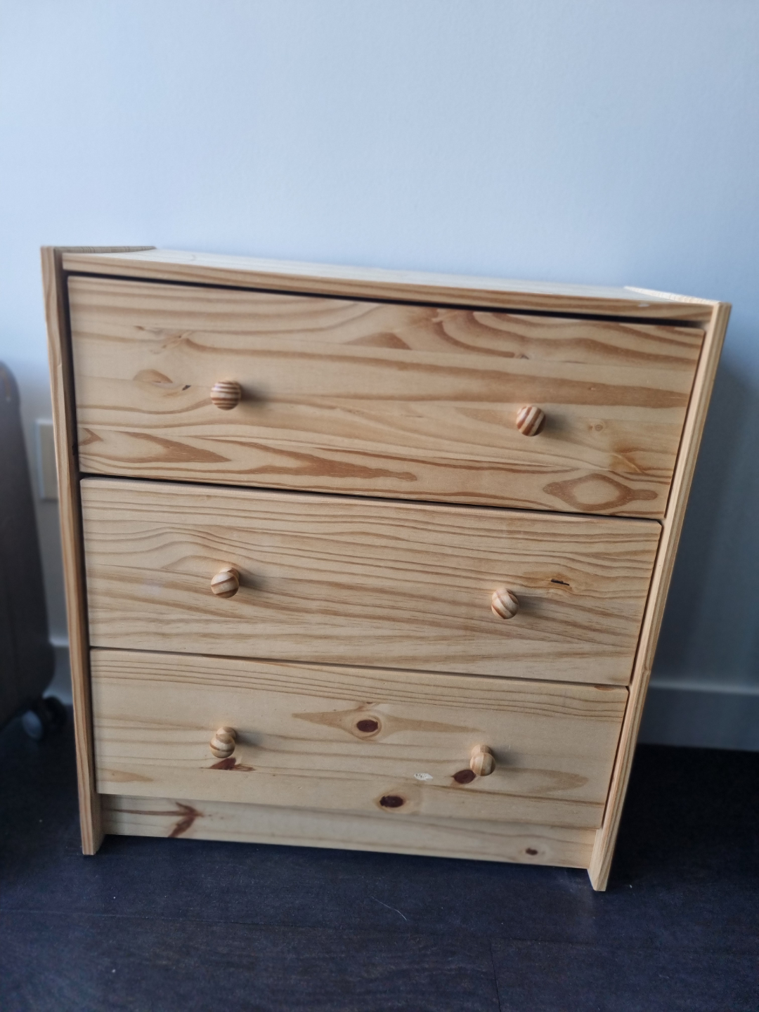 Three-drawer pine dresser