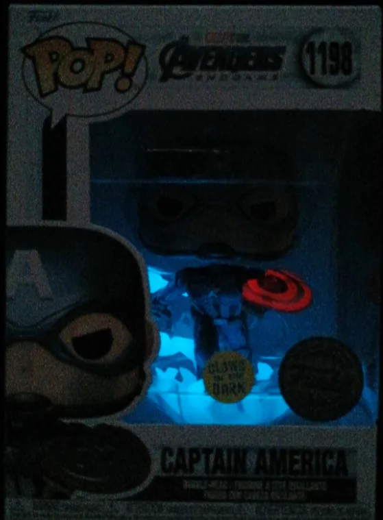 Captain America with Mjolnir and Broken Shield GITD Funko POP! image indicator(2)