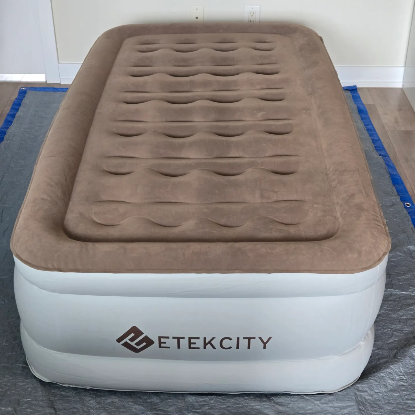 Inflatable airbed, built-in electric pump, Twin Size, 18" height thumbnail