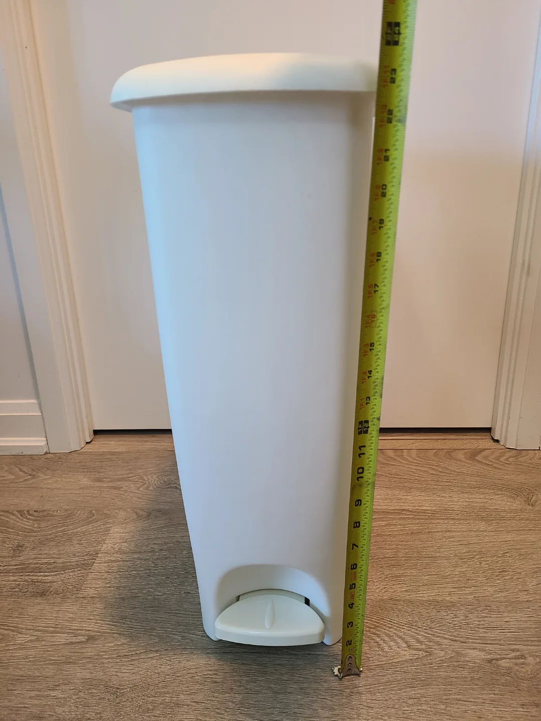 Rubbermaid Step-on Trash Can image indicator(3)