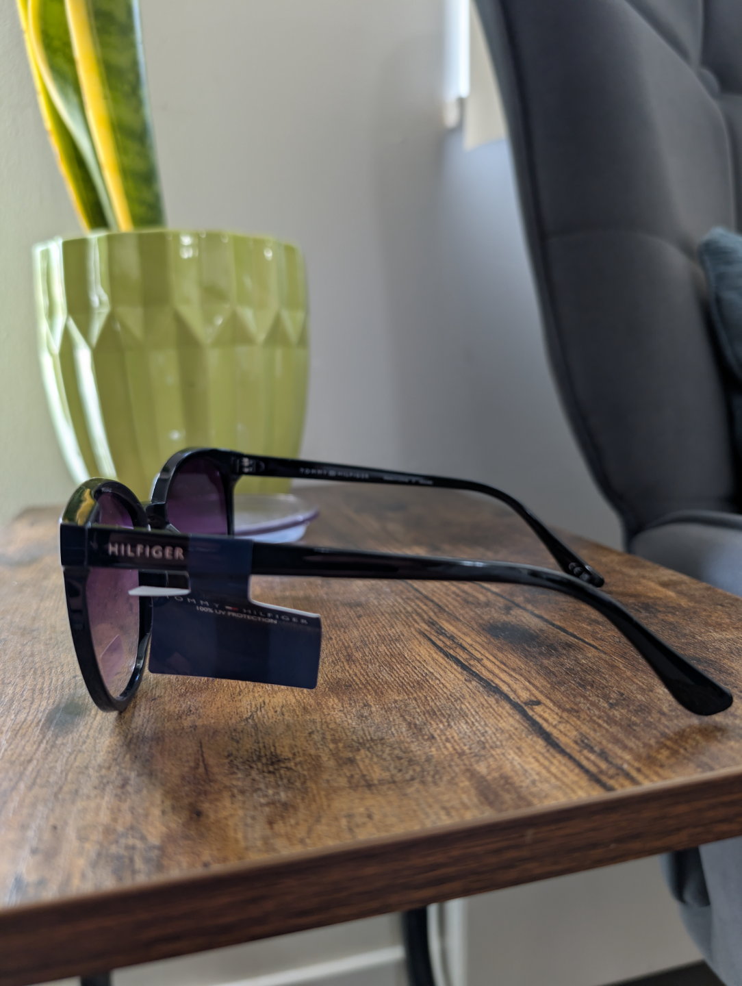 Tommy Hilfiger Sunglasses - Black Frame, Purple Lenses - photo 4