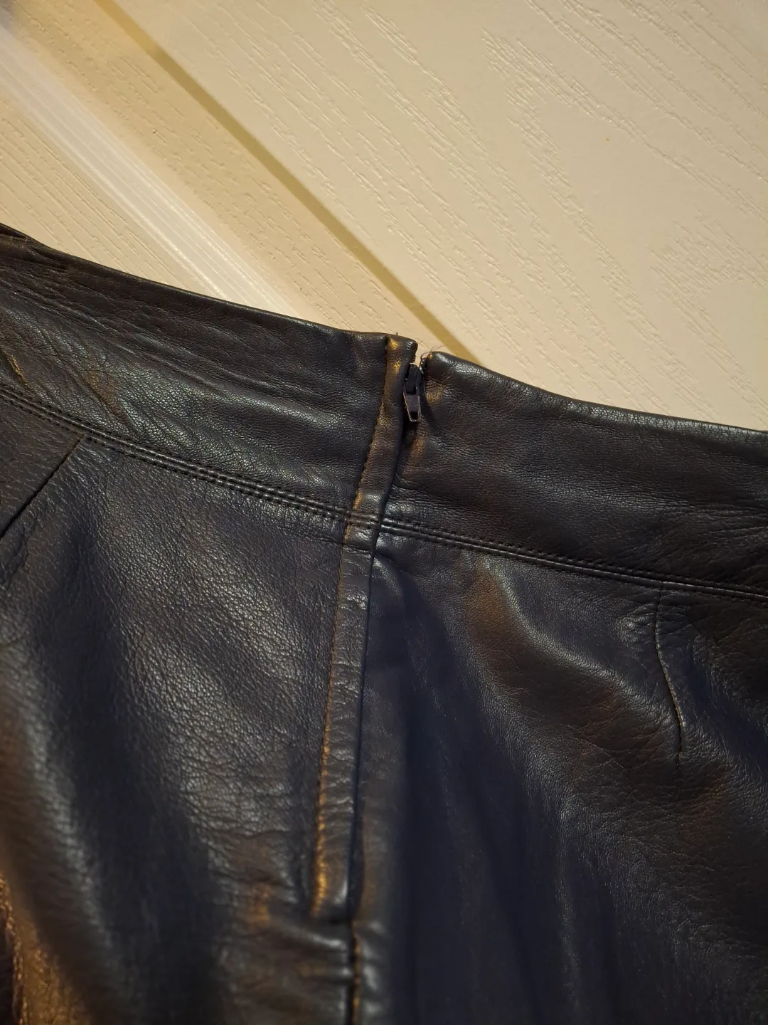 Women's US6 BCBG Straight Leather Skirt image indicator(3)