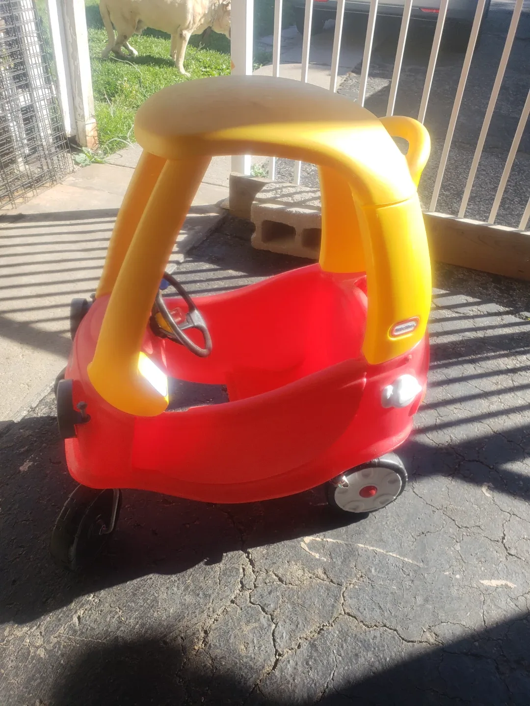 Little Tikes Cozy Coupe Ride-On Toy image indicator(4)