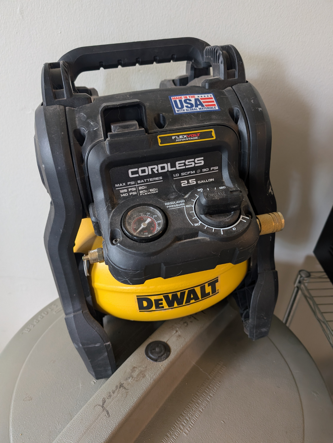 Dewalt 2.5 Gallon Cordless Air Compressor