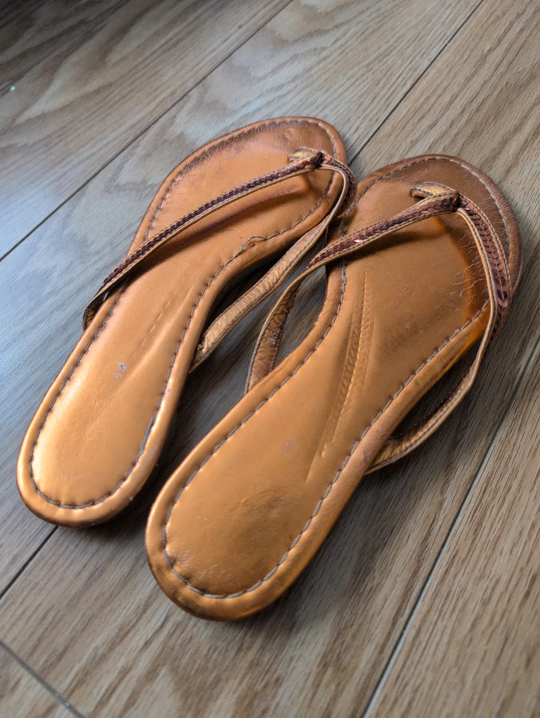 🏒 Shiny Burnt orange sequined flip flops - Size 38/39 image indicator(2)