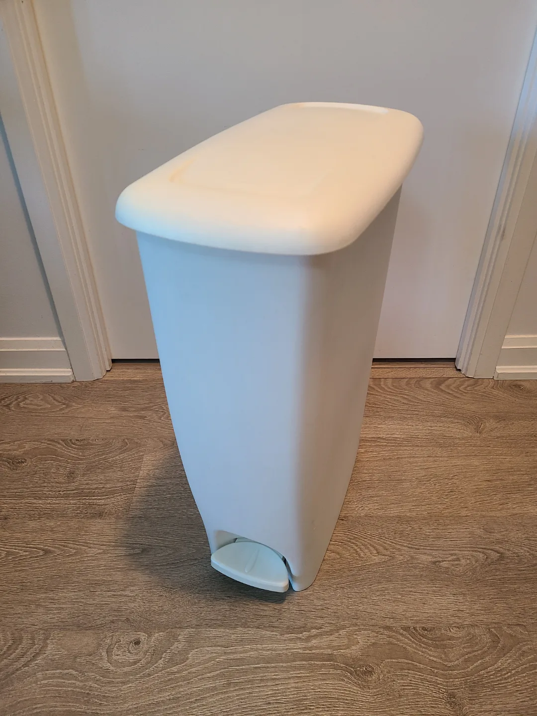 Rubbermaid Step-on Trash Can thumbnail