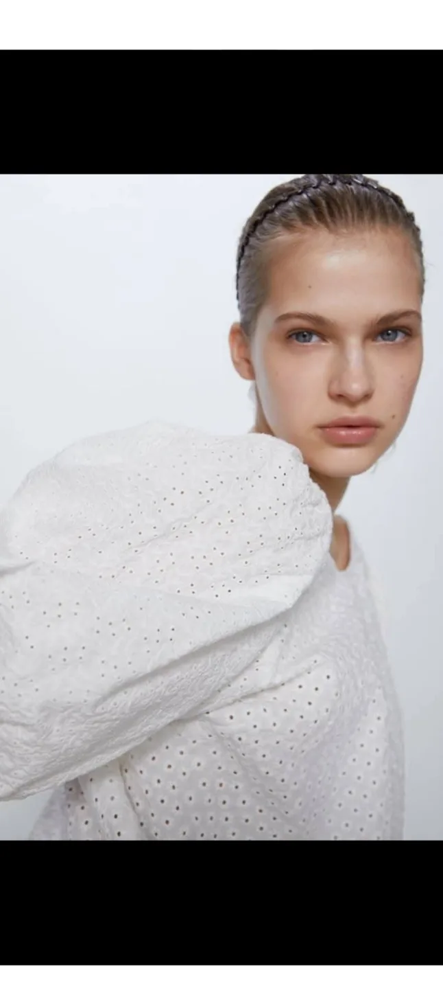Zara White Eyelet Puff Sleeve Blouse image indicator(4)
