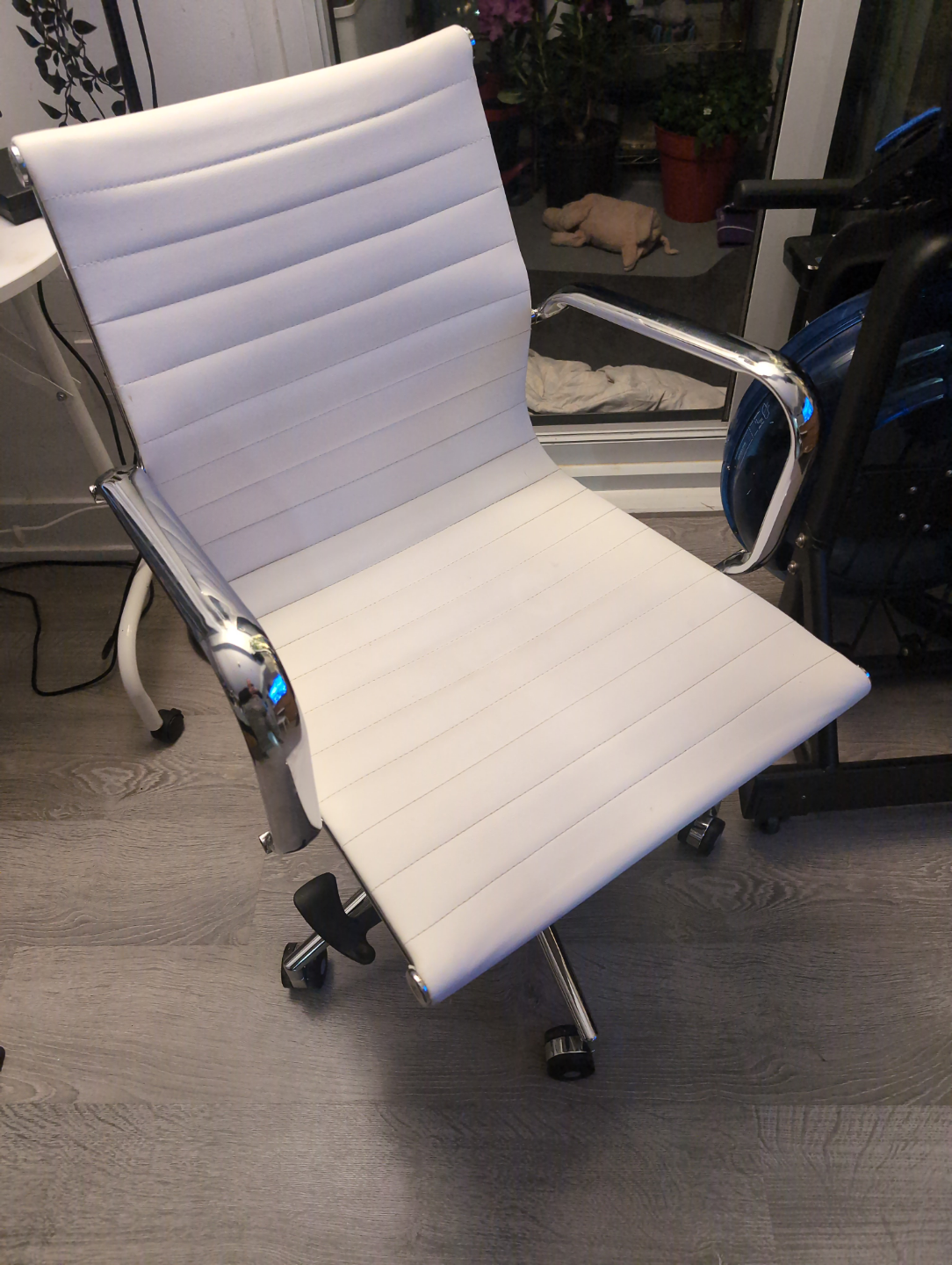 White Office Chair with Chrome Base - photo 3