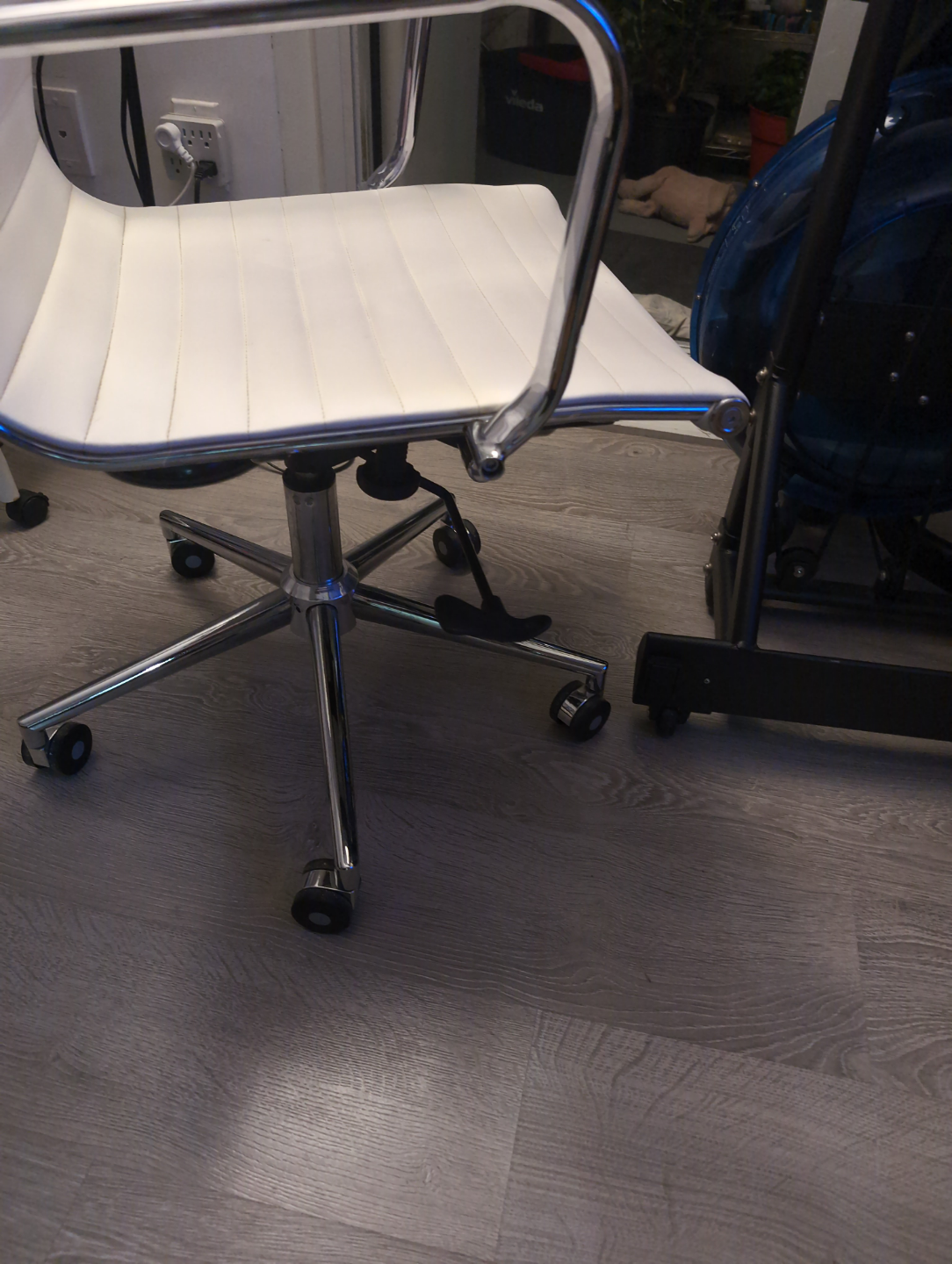 White Office Chair with Chrome Base - photo 5
