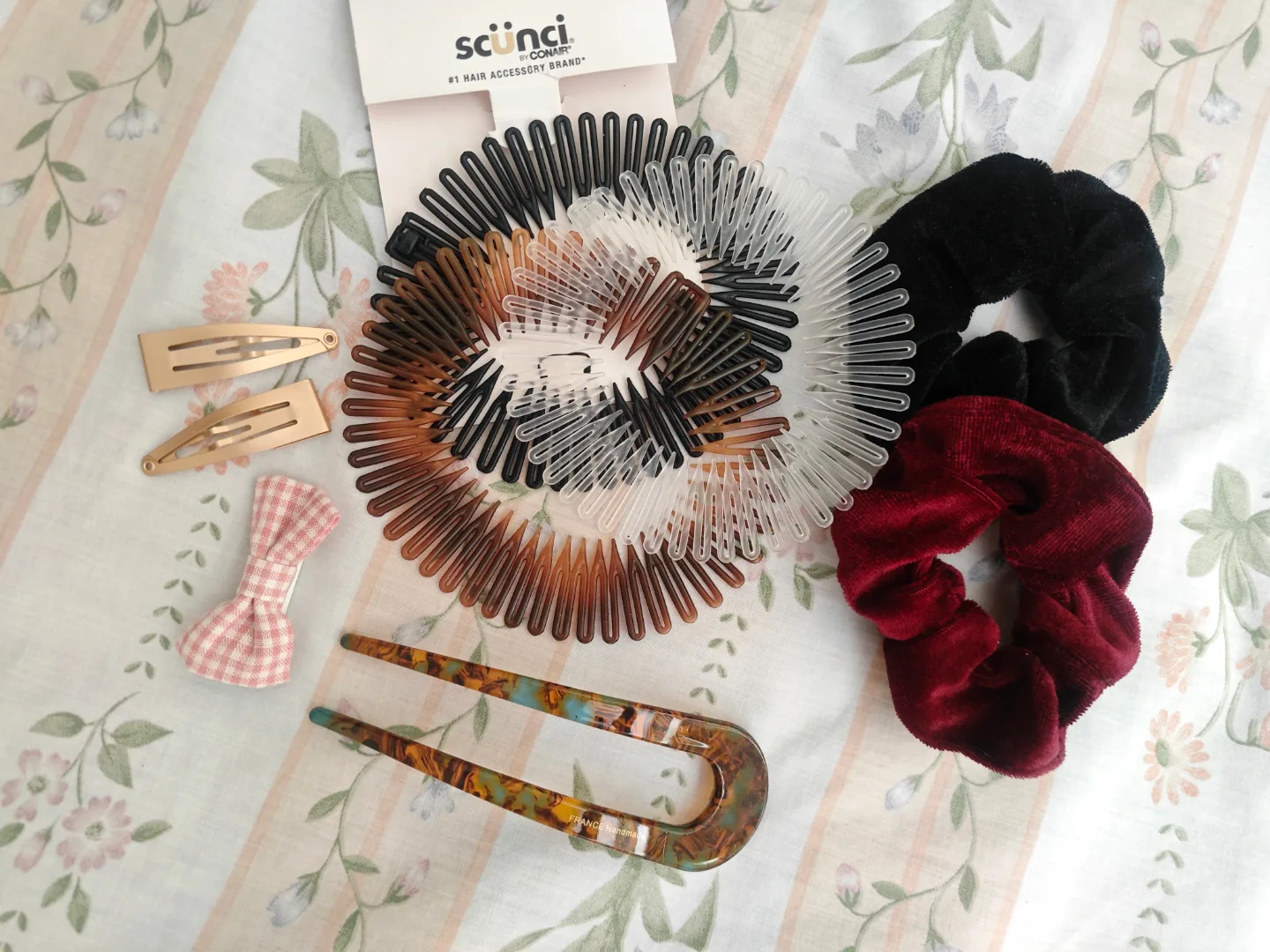 #freecycle Hair Accessory Bundle: Combs, clips, pin & scrunchies thumbnail