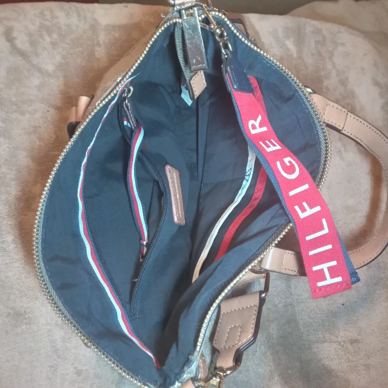 Tommy Hilfiger Purse image indicator(2)