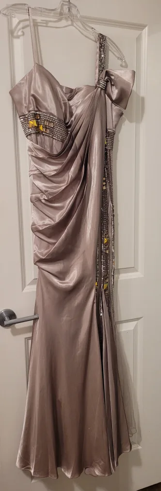 UNIQUE & Elegant Evening Gown & Nine West Clutch image indicator(3)