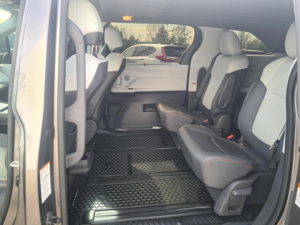 2023 Toyota Sienna XSE Hybrid - photo 5