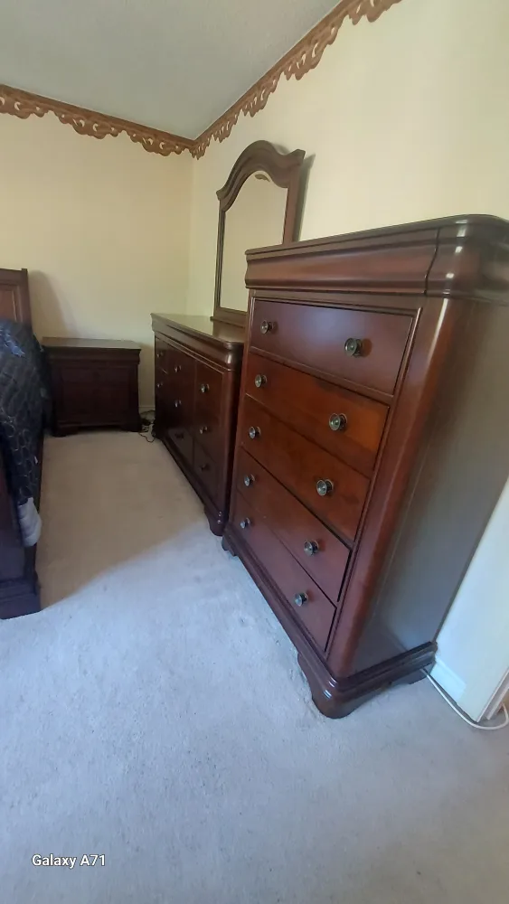 Bedroom Set - Bed, Dresser, Mirror, Nightstands image indicator(8)