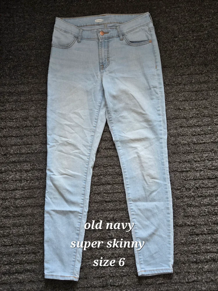 Old Navy Super Skinny Jeans - Size 6 thumbnail