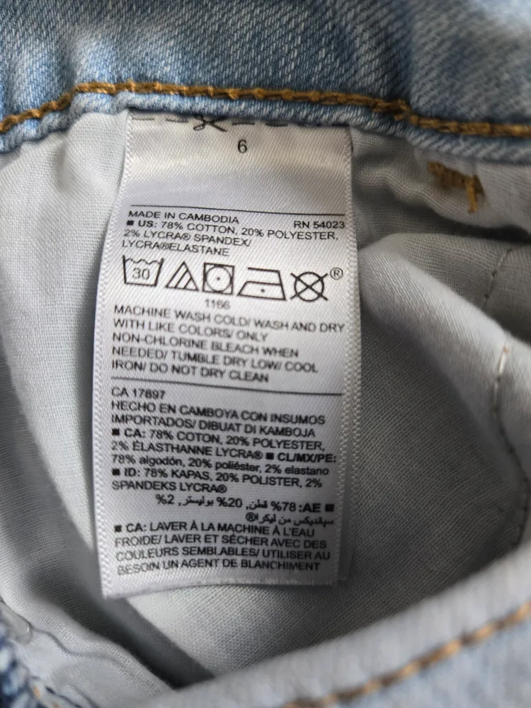 Old Navy Super Skinny Jeans - Size 6 image indicator(3)