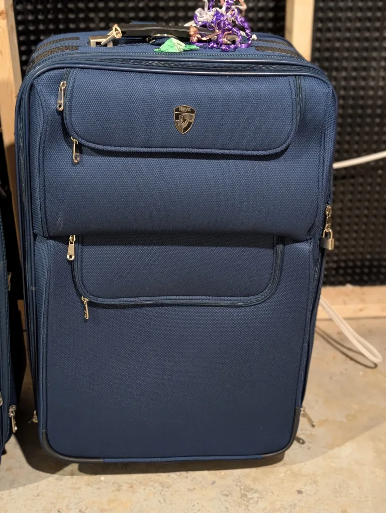 Heys Luggage set - like new! image indicator(3)