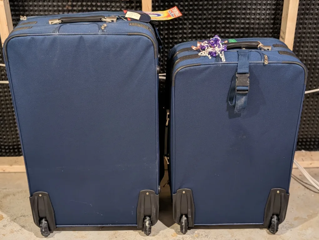 Heys Luggage set - like new! image indicator(4)