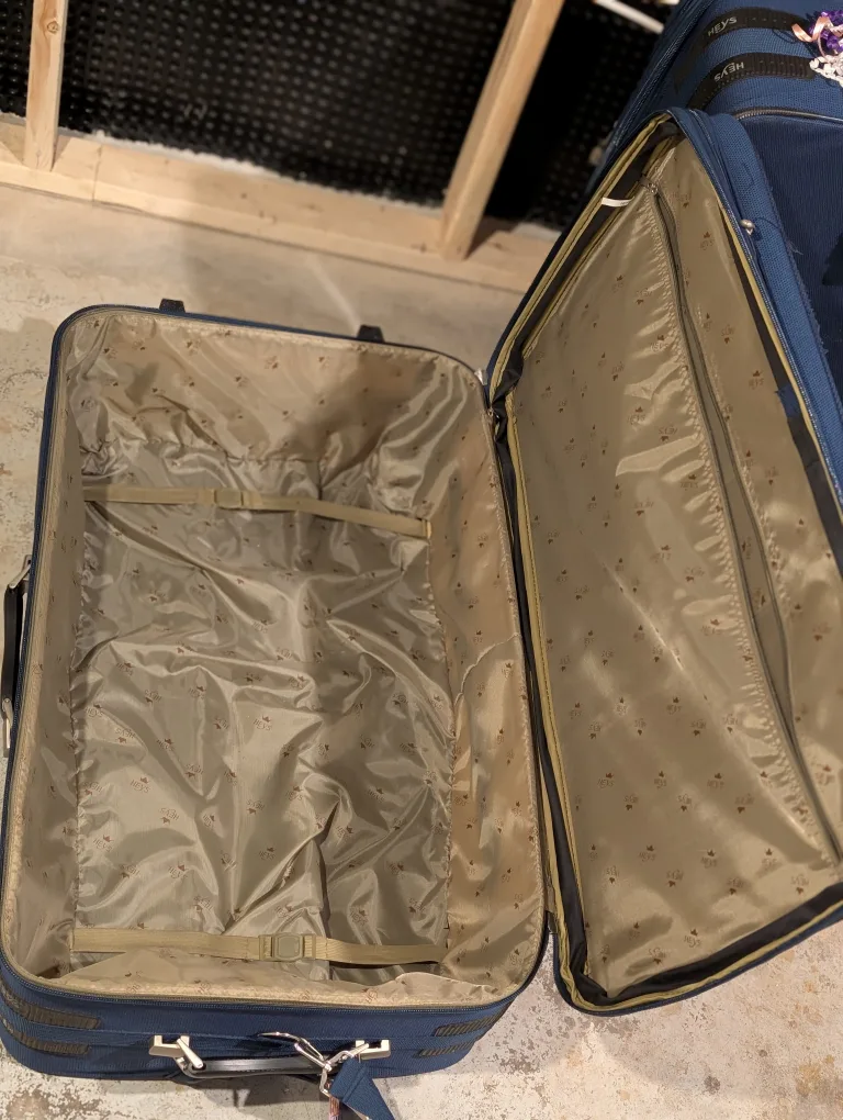 Heys Luggage set - like new! image indicator(5)