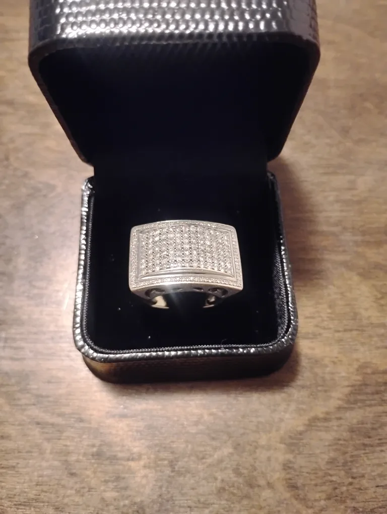 **Large white gold diamond ring** image indicator(2)