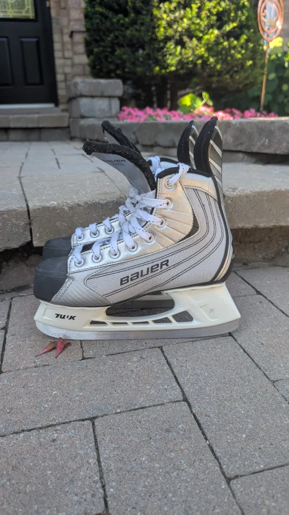 Bauer 22 Ice hockey Skates - Size 4 thumbnail