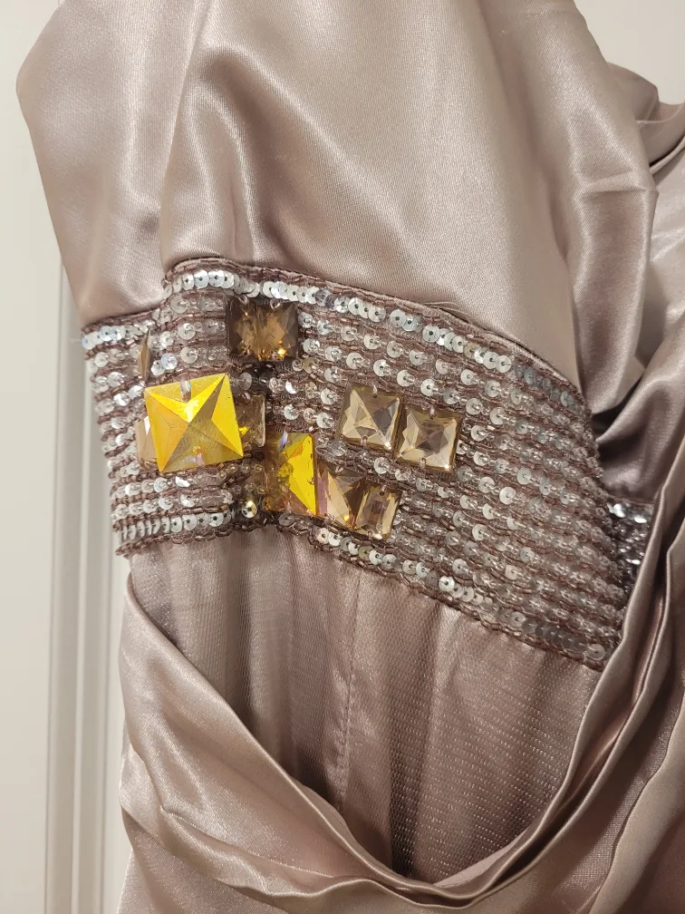 UNIQUE & Elegant Evening Gown & Nine West Clutch image indicator(7)