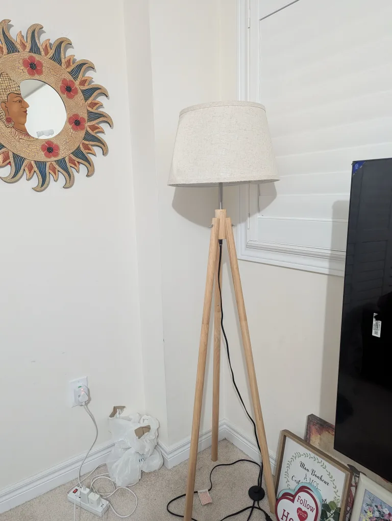 💡 Modern Tripod Floor Lamp for Sale thumbnail