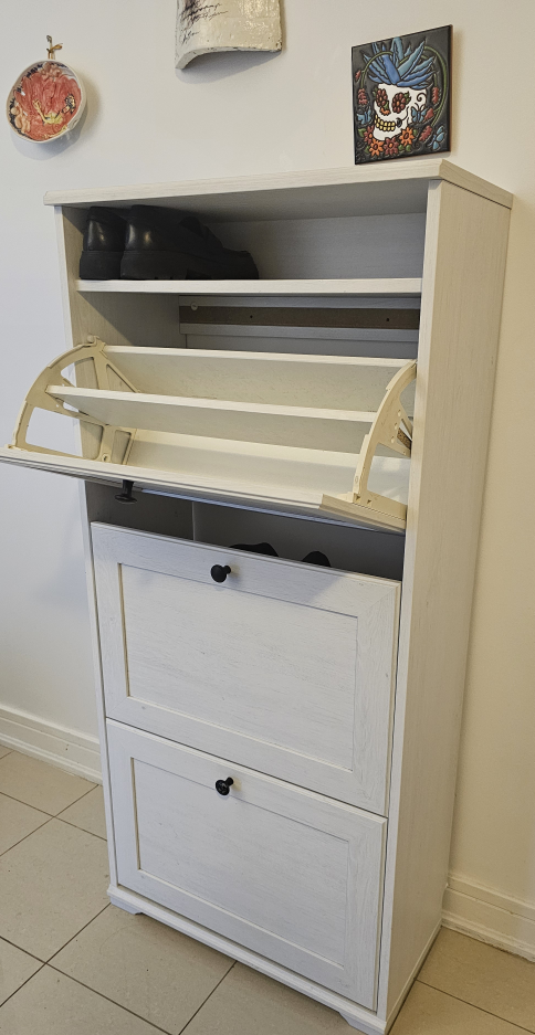 Shoe cabinet