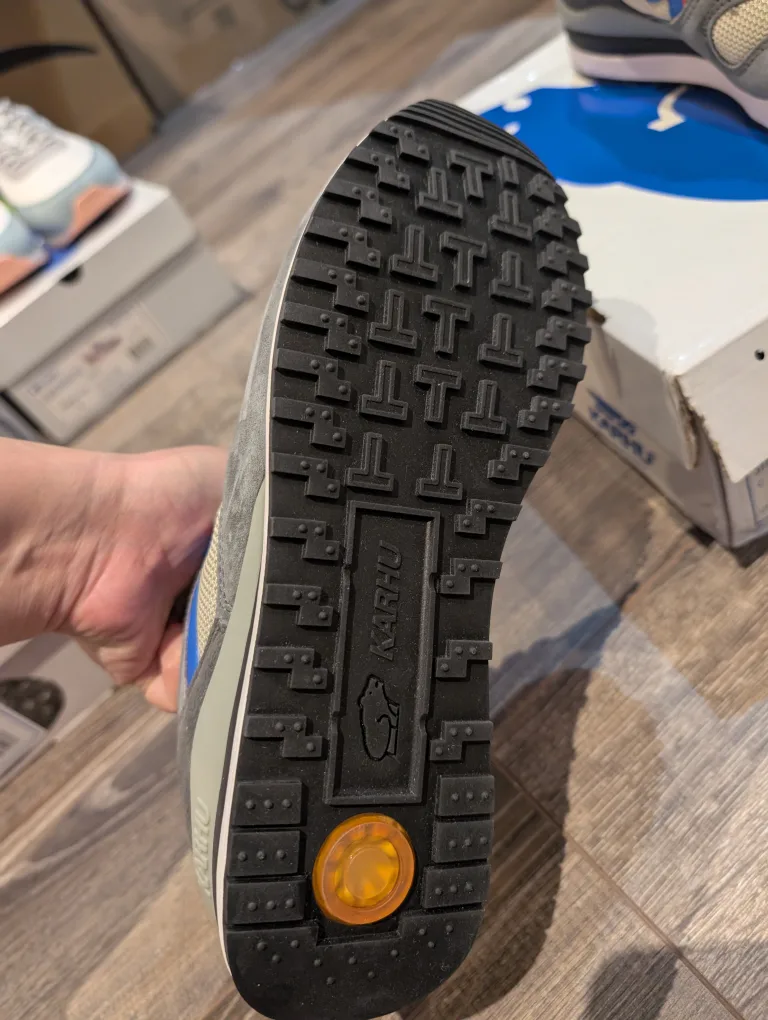 BNIB Karhu Synchron Classic Sneakers - Size 8.5 image indicator(3)