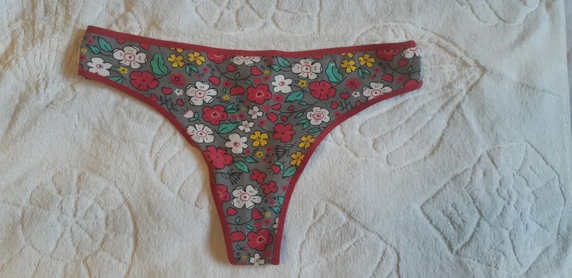 La Vie en Rose Thong - Size M/M thumbnail