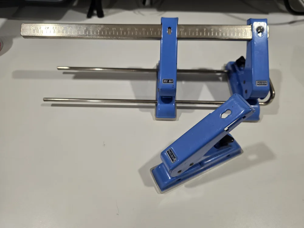 Manual Removable Hole Puncher image indicator(3)