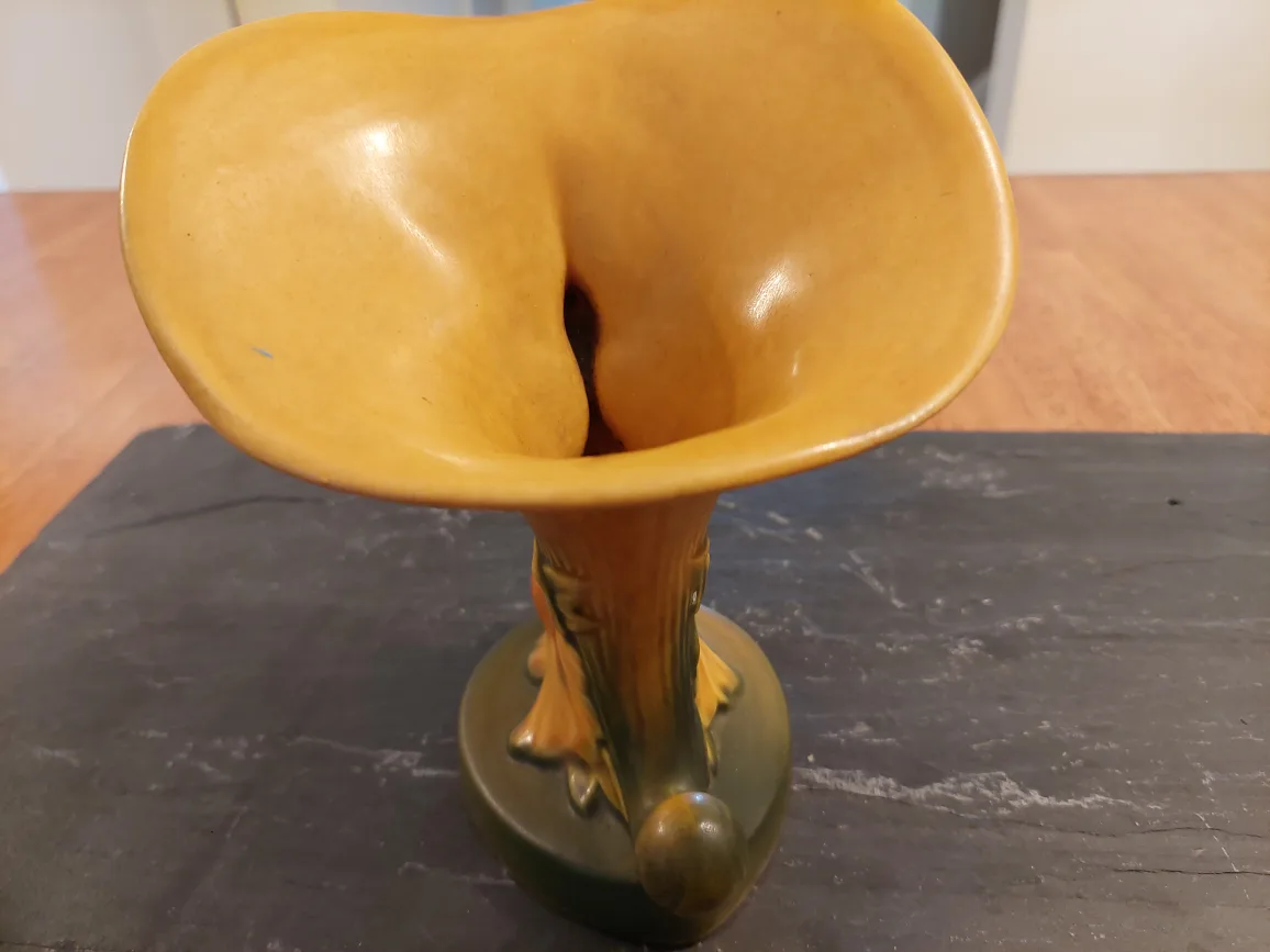 Roseville Pottery U.S.A. Cornucopia Vase image indicator(3)