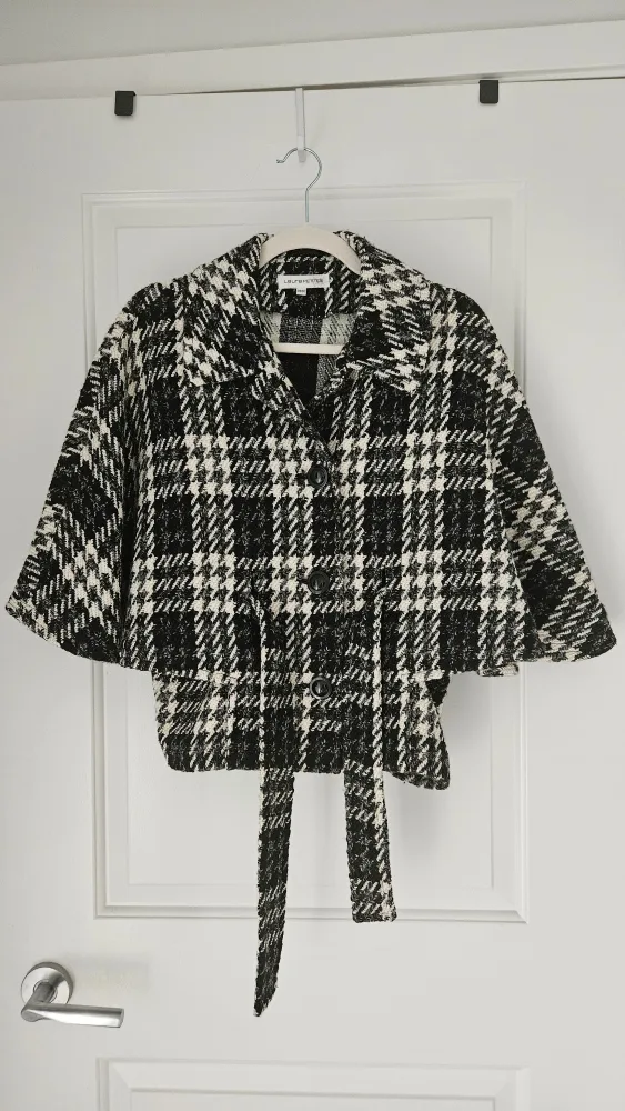 Laura Petites Black and White Patterned Cape Plaid Jacket, thumbnail
