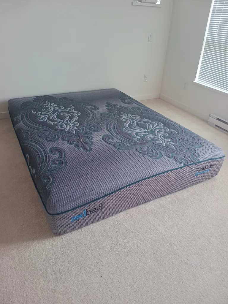 Queen mattress in good condition + Free comforter thumbnail