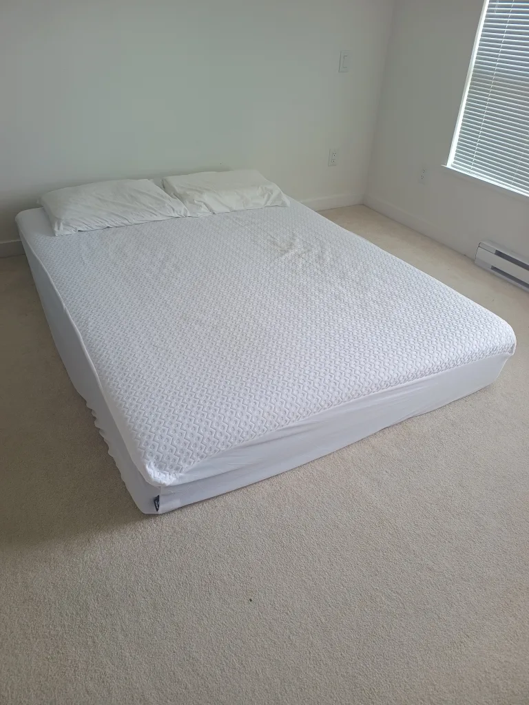 Queen mattress in good condition + Free comforter image indicator(2)