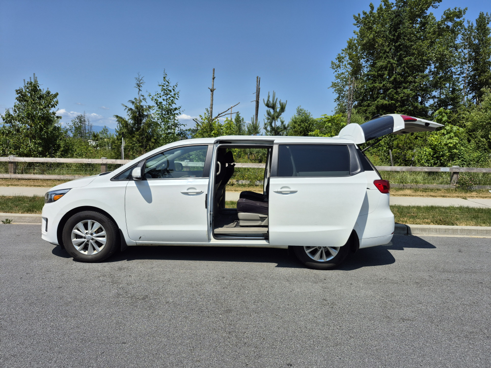 2018 Kia Sedona LX Minivan - White - photo 2