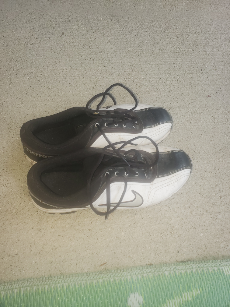 Golf shoes